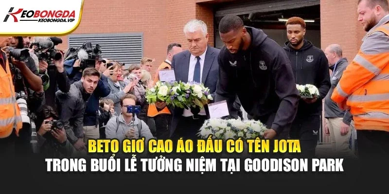 Beto giơ cao áo đấu có tên Jota trong buổi lễ tưởng niệm tại Goodison Park