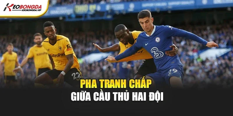 Pha tranh chấp giữa cầu thủ hai đội